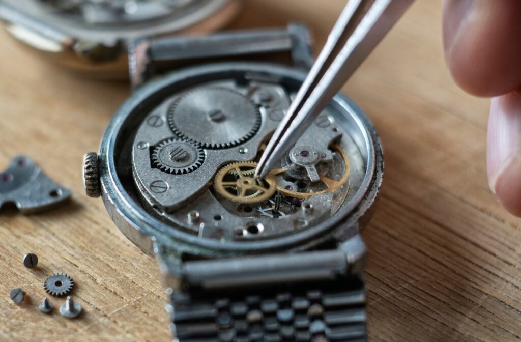 Mechanical watch clearance movement explained